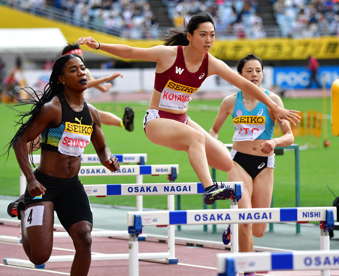 女子400メートル障害　57秒45のパーソナルベストで6位となる小山佳奈（中央）（撮影・清水貴仁）