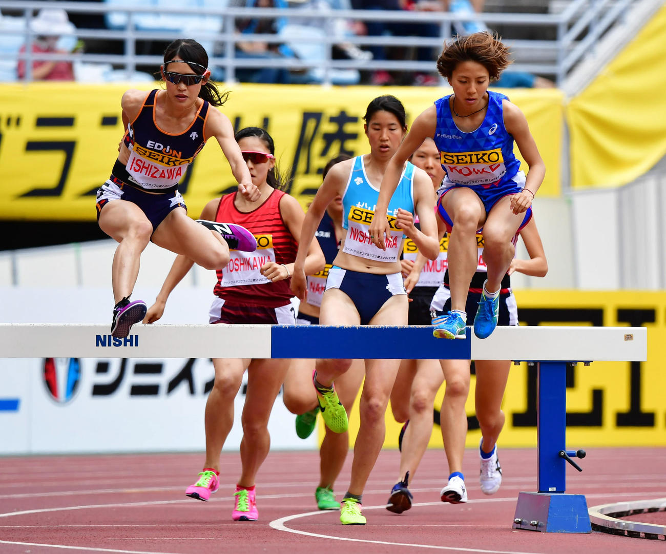 女子3000メートル障害　10分12秒12で石沢ゆかり（左）が優勝する（撮影・清水貴仁）
