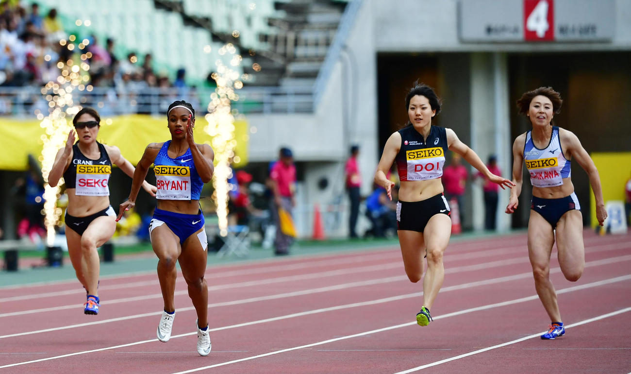女子100メートル　11秒72で5位となる土井杏南（右から2人目）（撮影・清水貴仁）