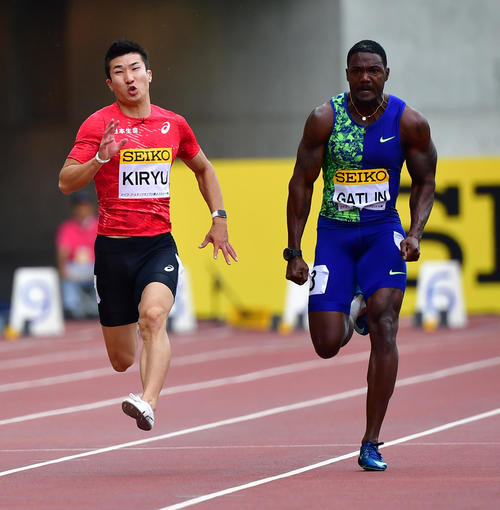 男子100メートル　レースで競る桐生祥秀（左）とジャスティン・ガトリン（撮影・清水貴仁）