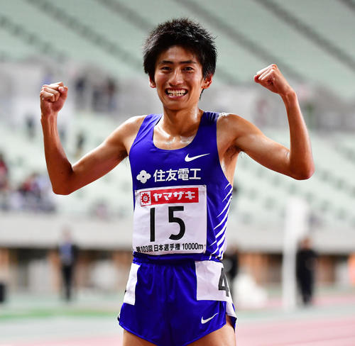 日本選手権　男子1万メートル決勝　28分13秒39で優勝し笑顔でポーズを作る田村和希（撮影・清水貴仁）
