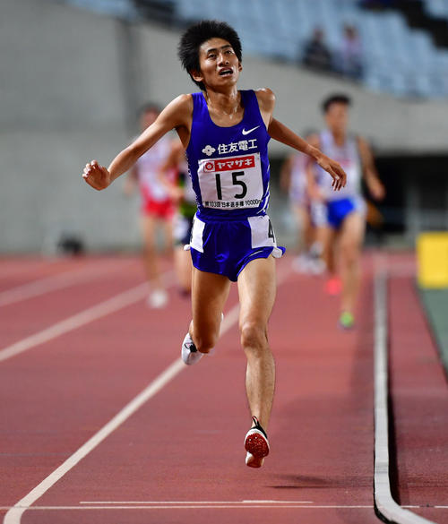日本選手権　男子1万メートル決勝　28分13秒39で優勝する田村和希（撮影・清水貴仁）