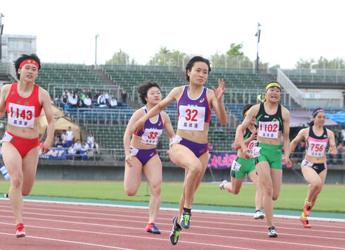女子100メートル決勝、11秒57の好記録で優勝した恵庭北の御家瀬（中央）（撮影・浅水友輝）