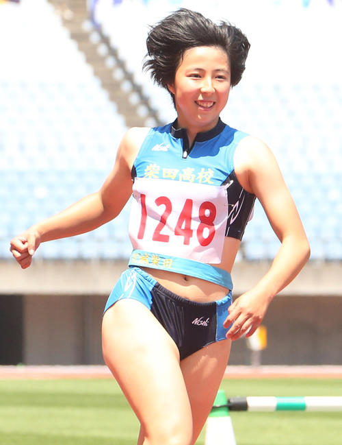 女子200メートルで優勝し笑顔を見せる柴田・三浦