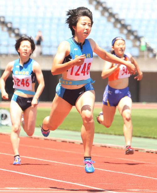 女子200メートルで優勝した柴田・三浦（撮影・野上伸悟）