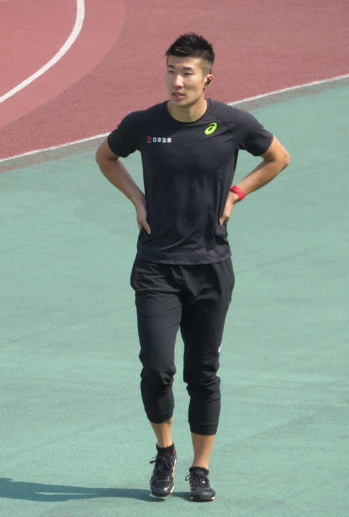 会場で調整をする桐生（撮影・上田悠太）