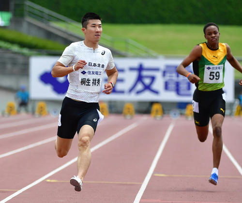 布勢スプリント　GP男子予選1組　10秒04の大会新記録で予選全体1位となる桐生祥秀（左）（撮影・清水貴仁）
