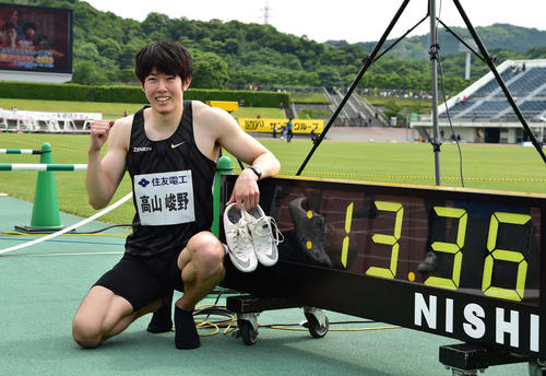 男子110メートル障害決勝で13秒36の日本記録タイを記録した高山はガッツポーズ（撮影・清水貴仁）