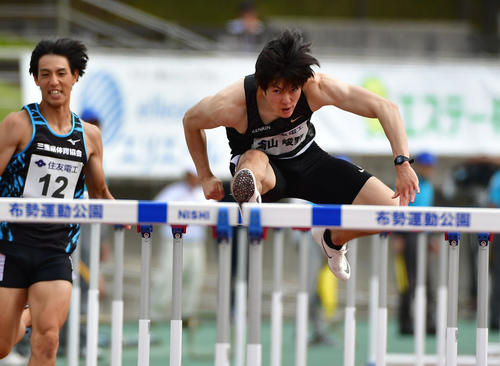 布勢スプリント　GP男子110メートル障害決勝　13秒36の日本記録タイで1位となる高山俊野（右）（撮影・清水貴仁）