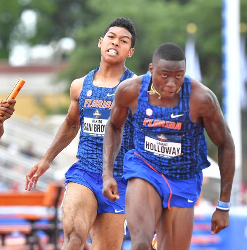 全米大学陸上選手権男子400メートルリレー準決勝で2走を務めるサニブラウン（左）（撮影・菅敏）