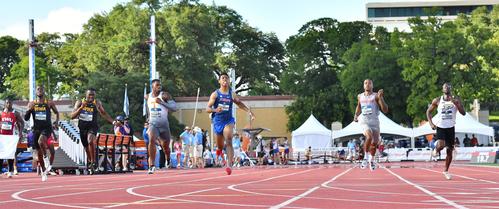 全米大学陸上選手権男子200メートル準決勝で20秒44の2位で決勝に進んだサニブラウン（右から3人目）（撮影・菅敏）