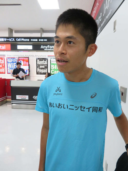 ドーハから帰国し、取材に応じる川内（撮影・上田悠太）