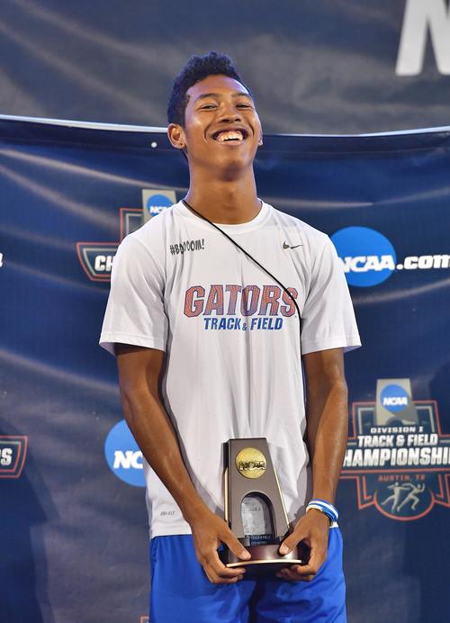 全米大学選手権の表彰式で200メートル3位の記念品を手に笑顔を見せるサニブラウン（撮影・菅敏）