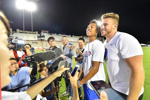 全米大学選手権を終え、取材を受けるサニブラウン（右から2人目）は、乱入してきたチームメイトに笑顔を見せる（撮影・菅敏）