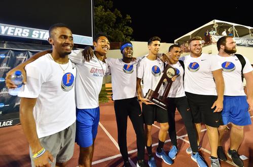 全米大学選手権を終え、チームメートと記念写真に納まるサニブラウン（左から2人目）（撮影・菅敏）