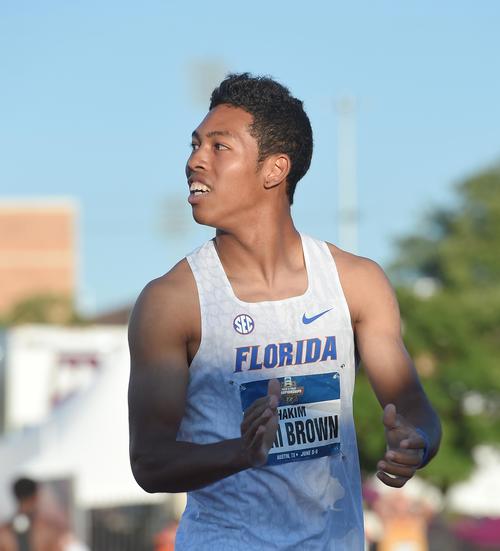 全米大学選手権男子400メートルリレー決勝で優勝し、手をたたくサニブラウン（撮影・菅敏）