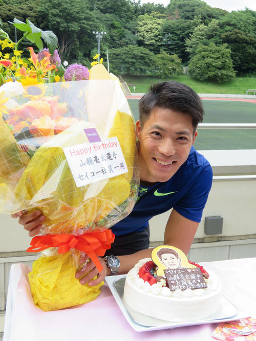 誕生ケーキと花束を贈られ、笑顔の山県（撮影・上田悠太）