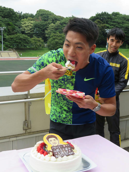 贈られた誕生ケーキを食べる山県（撮影・上田悠太）