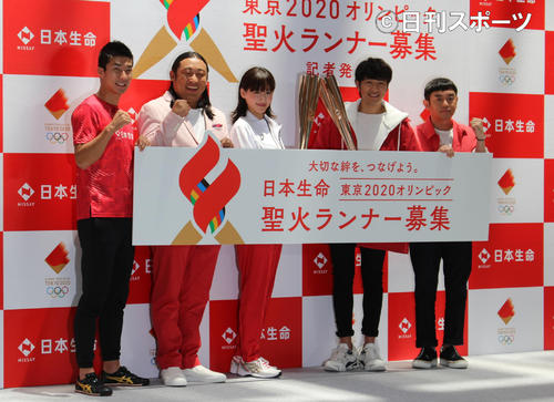 聖火ランナー募集を呼び掛ける桐生、秋山、綾瀬、ゆずの北川、岩沢（左から）