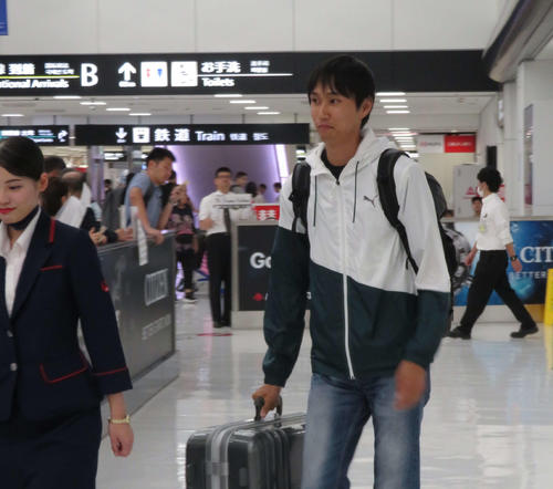 成田空港に到着した戸辺（撮影・上田悠太）