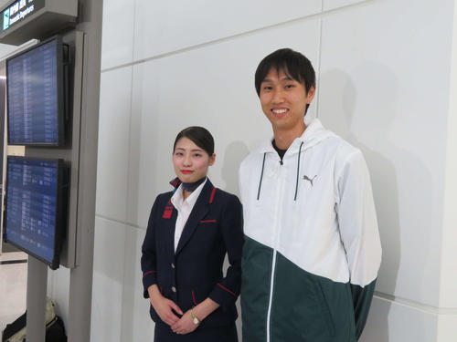 所属先のJALの社員（左）と写真に収まる戸辺（撮影・上田悠太）