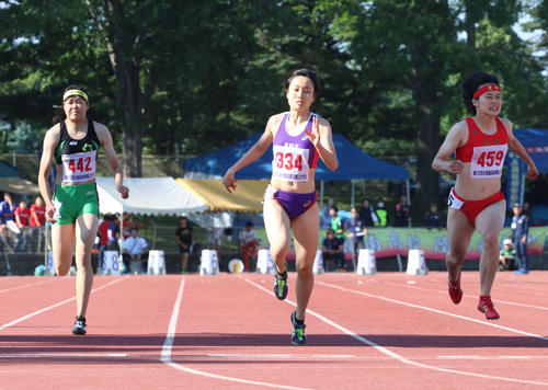 女子100メートル決勝　11秒68で2連覇を決めた恵庭北・御家瀬（中央）。右は2位の立命館慶祥・石堂（撮影・浅水友輝）