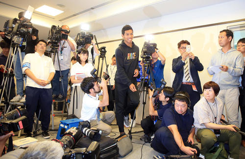 大勢の報道陣が待ちかまえる会見場に笑顔で入るサニブラウン（撮影・浅見桂子）
