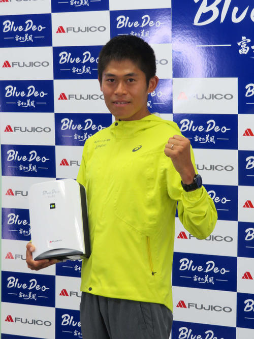 フジコーの製品を手にする川内（撮影・上田悠太）