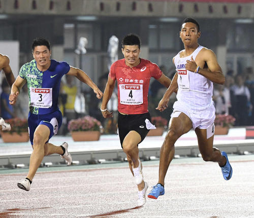 男子100メートル決勝で優勝したサニブラウン（右）。左から3着の小池、2着の桐生（2019年6月28日撮影・鈴木みどり）
