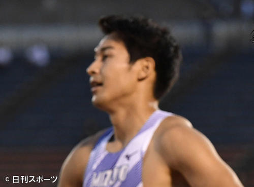 男子100メートル準決勝を終え下を向く桐生（右）。左は飯塚（2019年6月27日撮影・鈴木みどり）