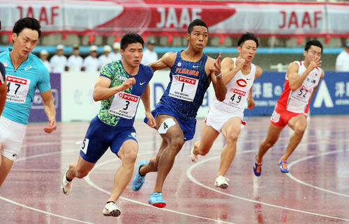 男子200メートル決勝　優勝したサニブラウン（中央）（撮影・栗木一考）