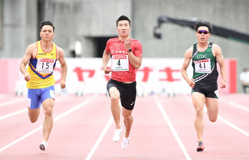 男子100メートル予選4組を1位でゴールする桐生（中央）（撮影・鈴木みどり）
