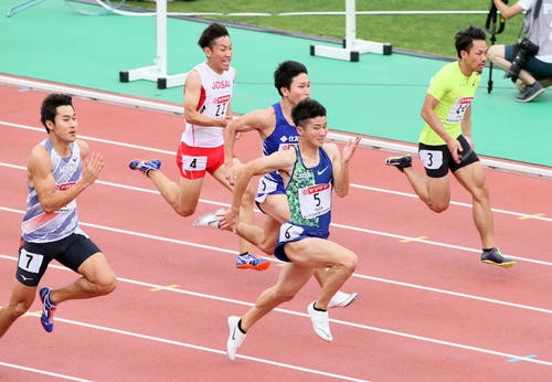男子100m予選　1着で予選を通過した多田修平（中央手前）（撮影・栗木一考）