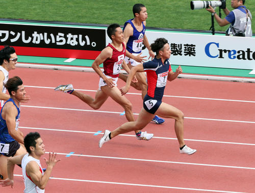 男子100m予選　1着で予選を通過した白石黄良々（右）（撮影・栗木一考）