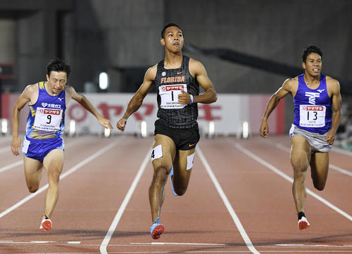 男子100メートル準決勝2組を1位でゴールしたサニブラウン（中央）（撮影・鈴木みどり）