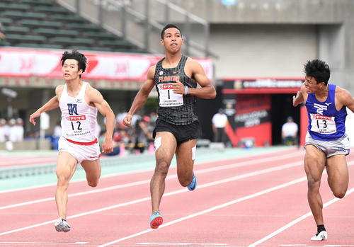 男子100メートル予選5組を1位でゴールするサニブラウン（中央）（撮影・鈴木みどり）