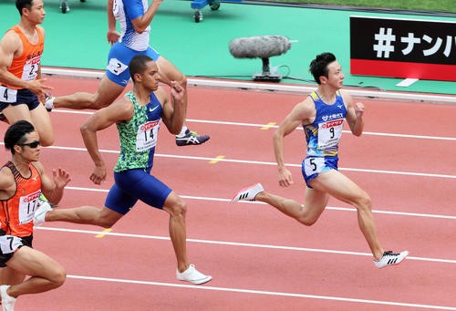 男子100m予選　1着で予選を通過した川上拓也（右）と2着のケンブリッジ飛鳥（右から2人目）（撮影・栗木一考）