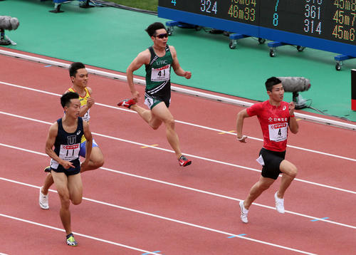 男子100m予選　1着で予選を通過した桐生祥秀（右）（撮影・栗木一考）