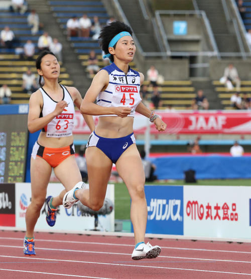 女子400メートル予選　2組　1着となった高島咲季（45番）（撮影・梅根麻紀）