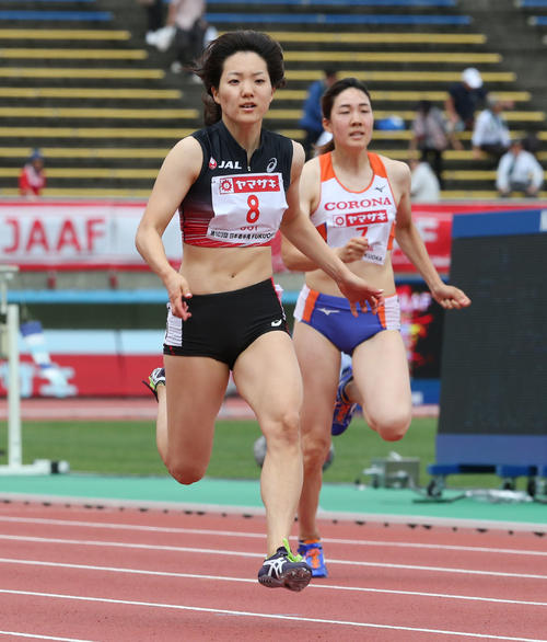 女子100メートル予選　予選2組目　1着の土井杏南（8番）（撮影・梅根麻紀）