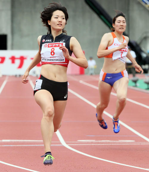 女子100m予選　1着で予選を通過した土井杏南（左）（撮影・栗木一考）