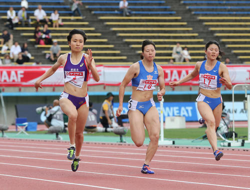 女子100メートル予選　1組　予選1組1着の御家瀬緑（左）（撮影・梅根麻紀）