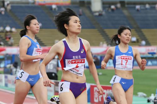 女子100m予選　1着で予選を通過した御家瀬緑（中央）（撮影・栗木一考）