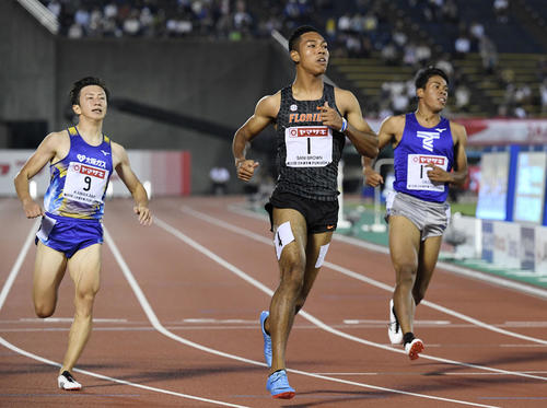 男子100メートル準決勝2組を1位でゴールしたサニブラウン（中央）。左は川上（撮影・鈴木みどり）