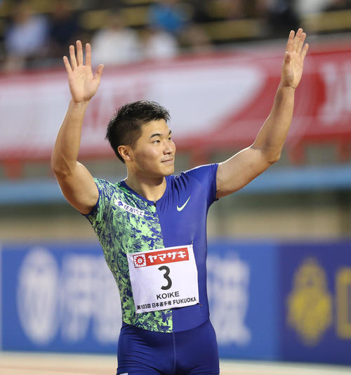 男子100メートル準決勝　準決勝で1着となった小池はスタンドに向かって手を振る（撮影・梅根麻紀）