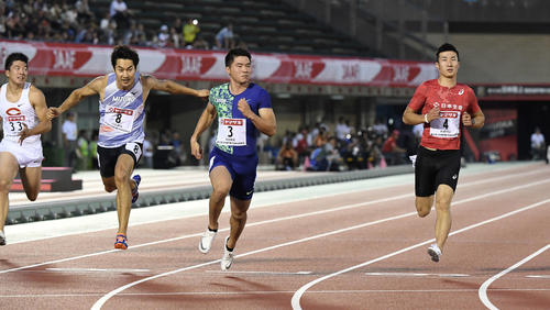 男子100メートル準決勝1組で力走する、左2人目から飯塚、小池、桐生（撮影・鈴木みどり）