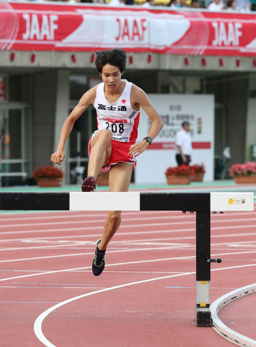 男子3000メートル障害予選　予選2組　1着となった塩尻和也（撮影・梅根麻紀）