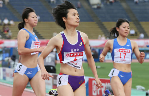 女子100m予選　1着で予選を通過した御家瀬緑（中央）（撮影・栗木一考）