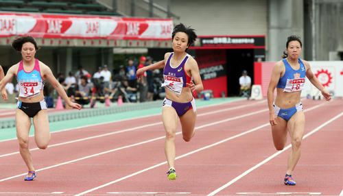 女子100m予選　1着で予選を通過した御家瀬緑（中央）（撮影・栗木一考）