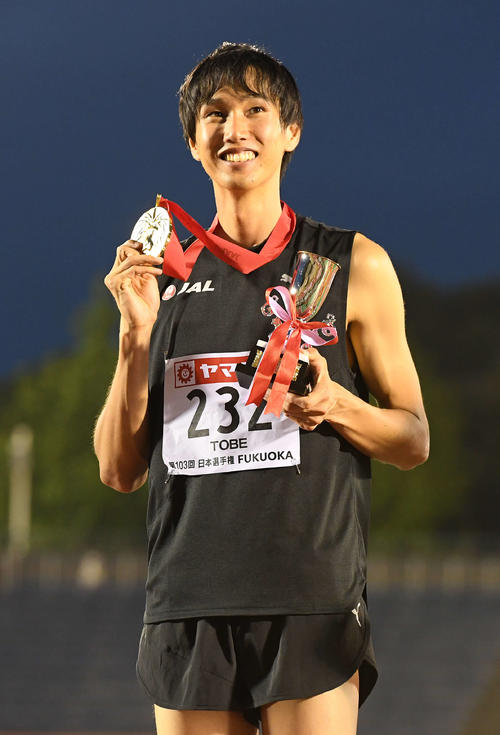 男子走り高跳びで優勝し、メダルを手に笑顔の戸辺（撮影・鈴木みどり）